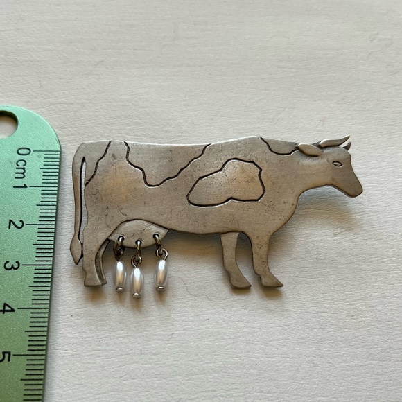 Vintage Signed JJ Cow with faux pearl dangles brooch. - Picture 2 of 4